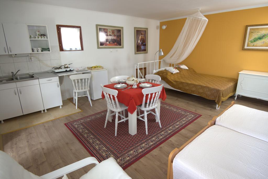 Apartment Honey And Milk Vrdnik Buitenkant foto